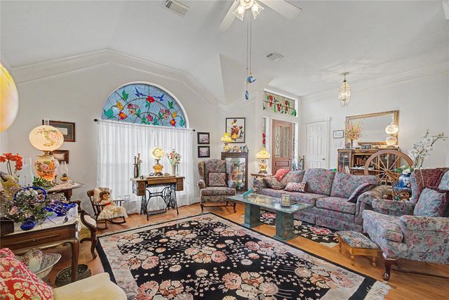 911 Lake Country Drive, Seabrook, TX 77586