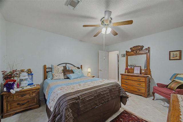 911 Lake Country Drive, Seabrook, TX 77586