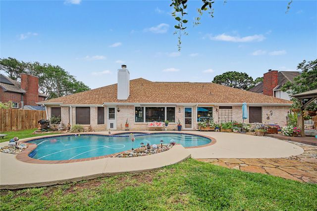 911 Lake Country Drive, Seabrook, TX 77586