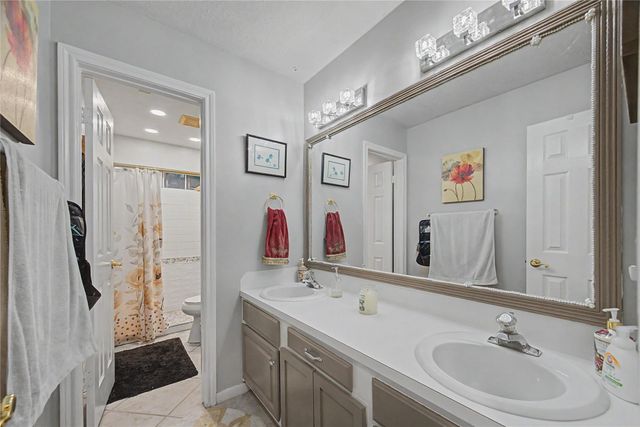911 Lake Country Drive, Seabrook, TX 77586