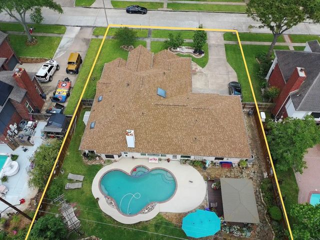 911 Lake Country Drive, Seabrook, TX 77586