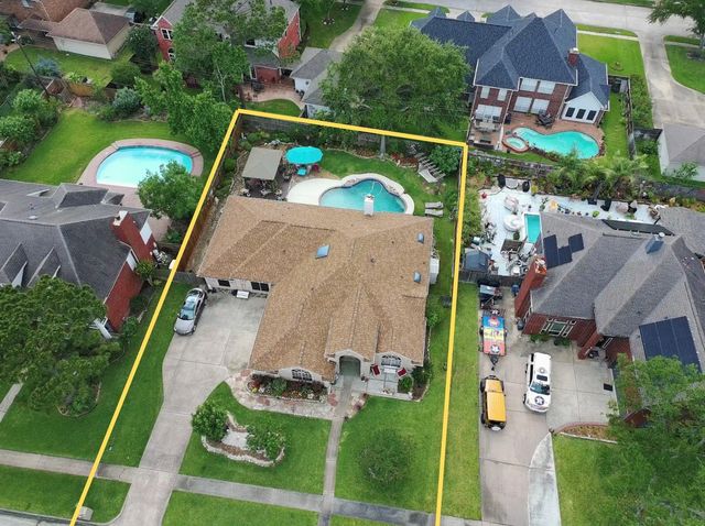 911 Lake Country Drive, Seabrook, TX 77586