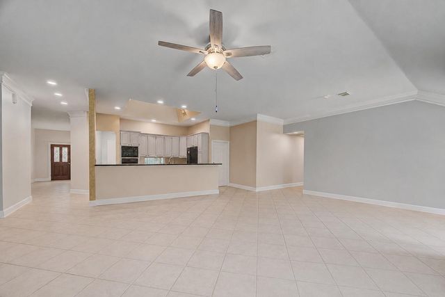 911 Lake Country Drive, Seabrook, TX 77586