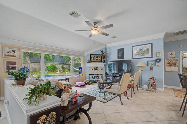 911 Lake Country Drive, Seabrook, TX 77586
