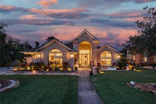 911 Lake Country Drive, Seabrook, TX 77586