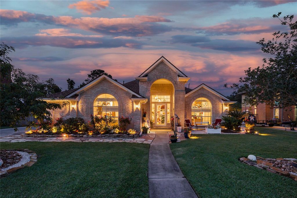 911 Lake Country Drive, Seabrook, TX 77586