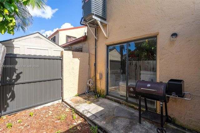 2421 W 52nd Place 2-1, Hialeah, FL 33016