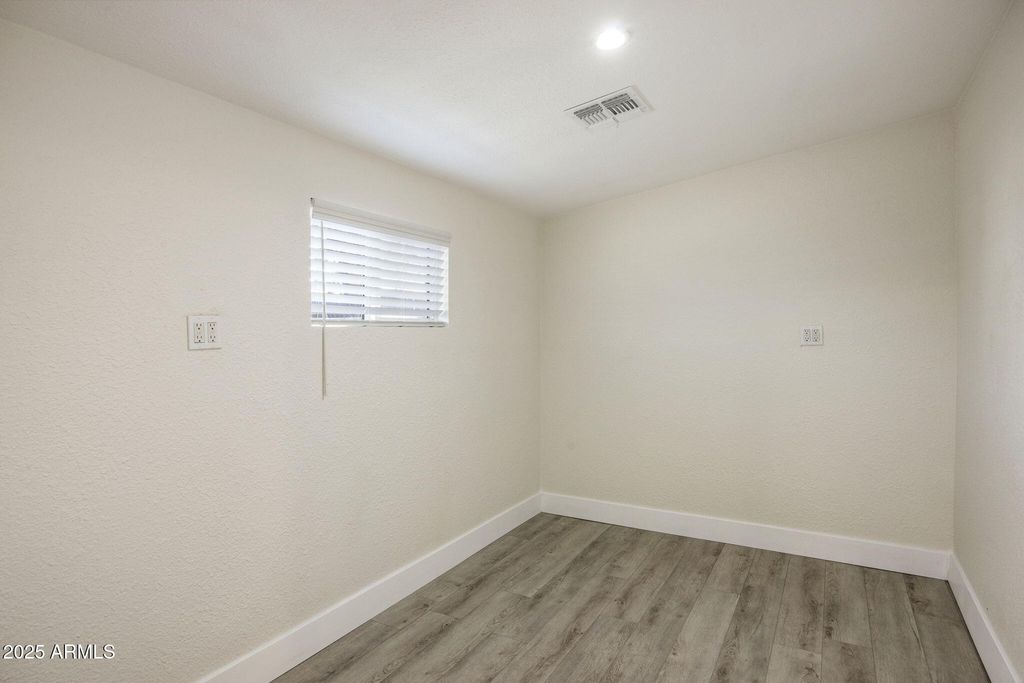 Image 13 of property listing at 6815 N 32nd Avenue, Phoenix, AZ 85017