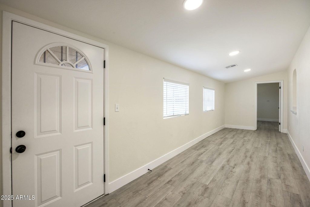 Image 14 of property listing at 6815 N 32nd Avenue, Phoenix, AZ 85017