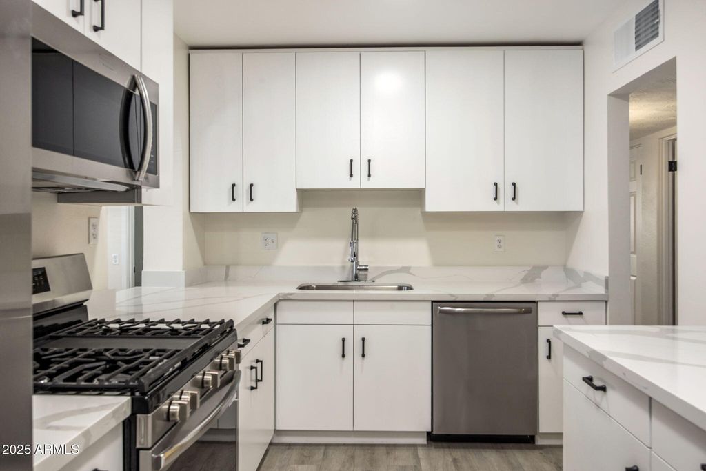 Image 2 of property listing at 6815 N 32nd Avenue, Phoenix, AZ 85017