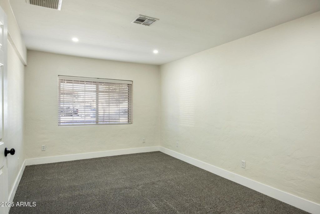 Image 5 of property listing at 6815 N 32nd Avenue, Phoenix, AZ 85017