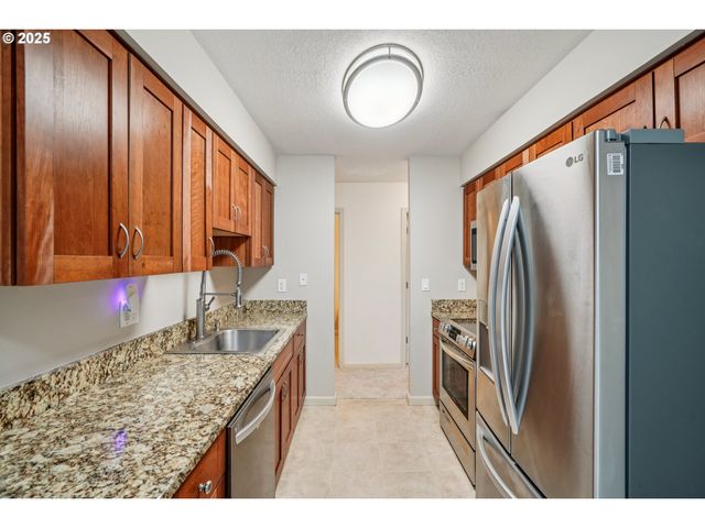 2531 Sw SPRING GARDEN St, Portland, OR 97219