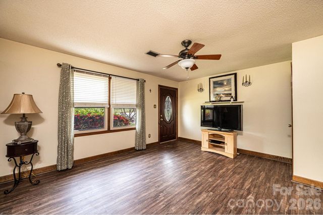 1250 21st Avenue NE, Hickory, NC 28601