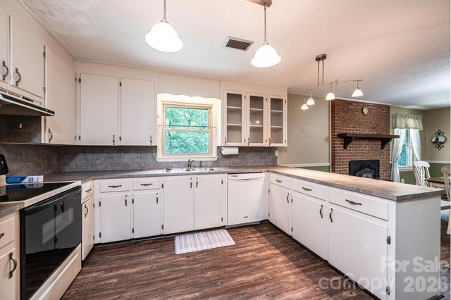 1250 21st Avenue NE, Hickory, NC 28601