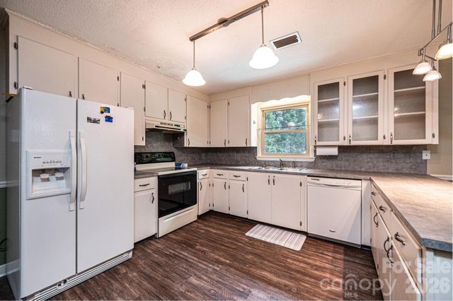 1250 21st Avenue NE, Hickory, NC 28601