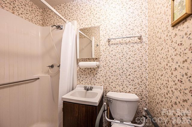 1250 21st Avenue NE, Hickory, NC 28601