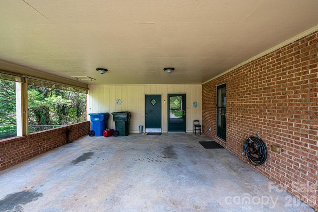 1250 21st Avenue NE, Hickory, NC 28601