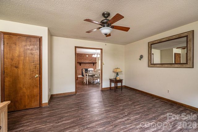 1250 21st Avenue NE, Hickory, NC 28601