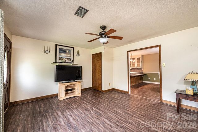 1250 21st Avenue NE, Hickory, NC 28601