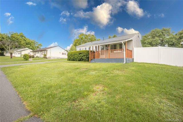 32 Peter Cooper Drive, Poughkeepsie, NY 12601