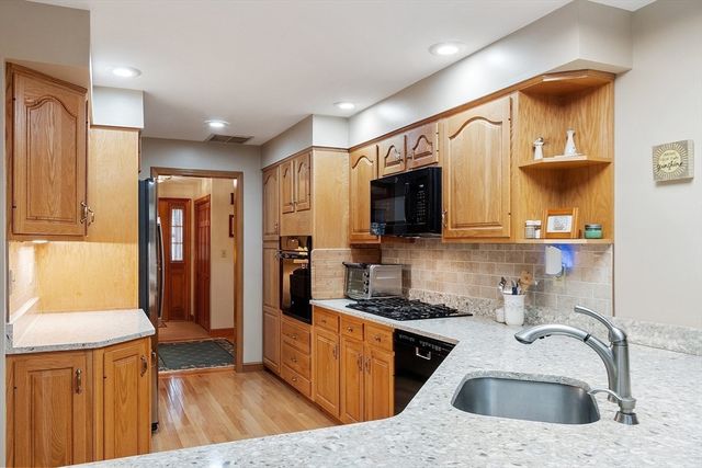 2 Tomah Dr, Peabody, MA 01960