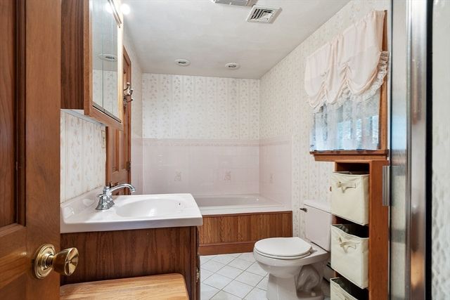 2 Tomah Dr, Peabody, MA 01960