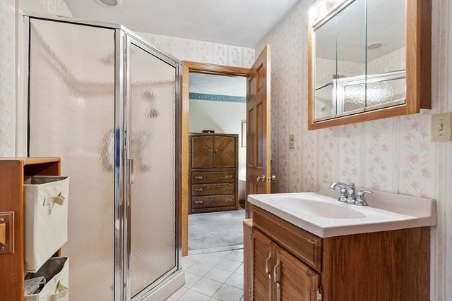 2 Tomah Dr, Peabody, MA 01960