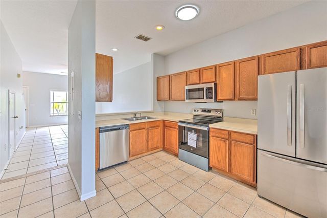18504 PEBBLE LAKE COURT, Tampa, FL 33647
