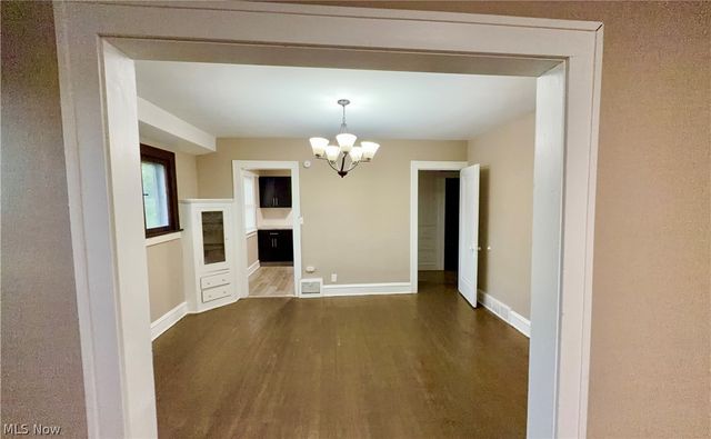 949 Helmsdale Road, Cleveland Heights, OH 44112