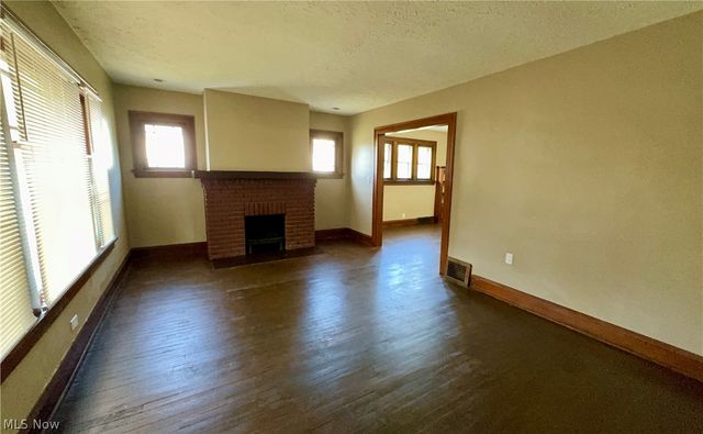 949 Helmsdale Road, Cleveland Heights, OH 44112