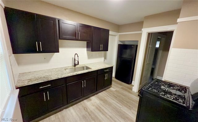 949 Helmsdale Road, Cleveland Heights, OH 44112