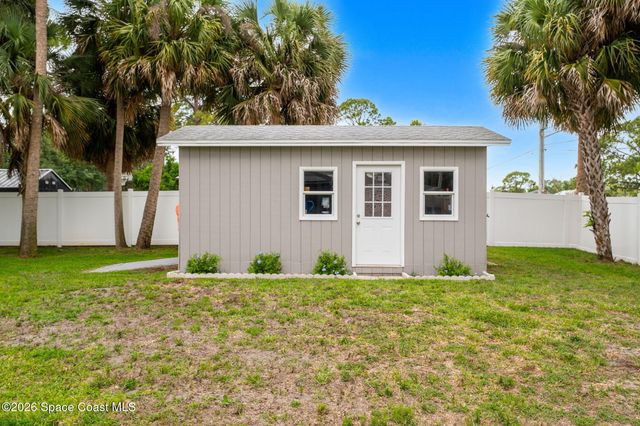 498 Chamberlin Avenue NW, Palm Bay, FL 32907