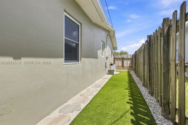 7640 NW 8th St, Pembroke Pines, FL 33024