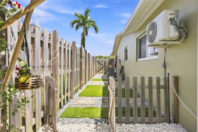 7640 NW 8th St, Pembroke Pines, FL 33024