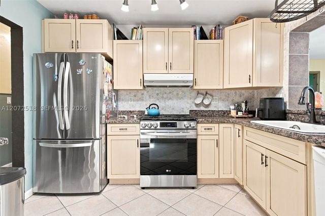 7640 NW 8th St, Pembroke Pines, FL 33024