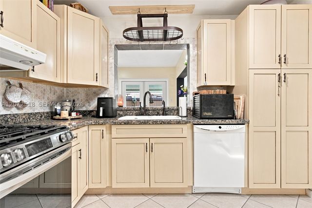7640 NW 8th St, Pembroke Pines, FL 33024
