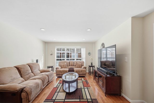 883 Sparta Court, Vernon Hills, IL 60061