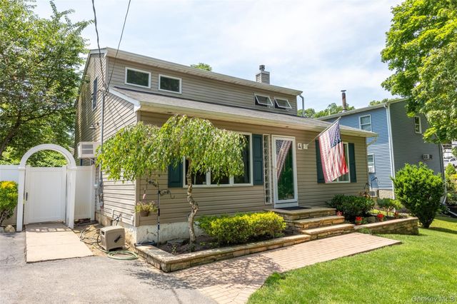 4 Awixa Place, Selden, NY 11784