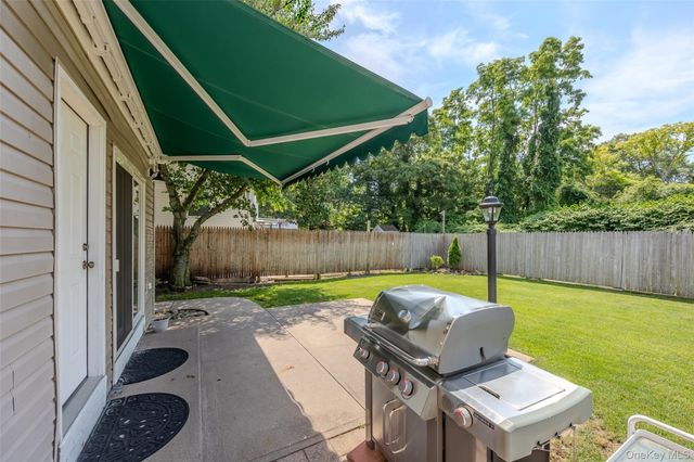 4 Awixa Place, Selden, NY 11784