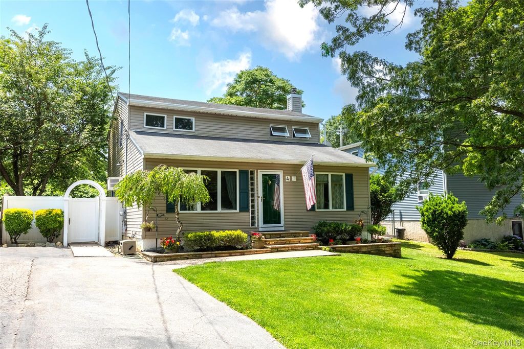 4 Awixa Place, Selden, NY 11784