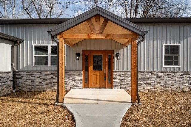 208 Hemlock Street, Eleanor, WV 25070