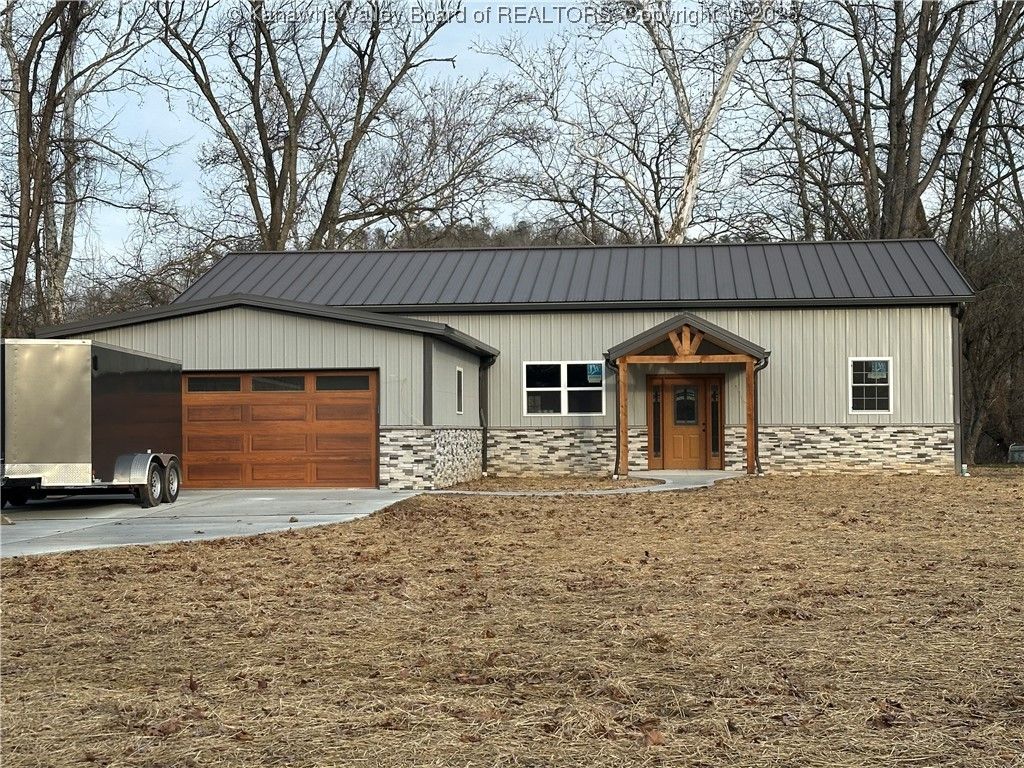 208 Hemlock Street, Eleanor, WV 25070