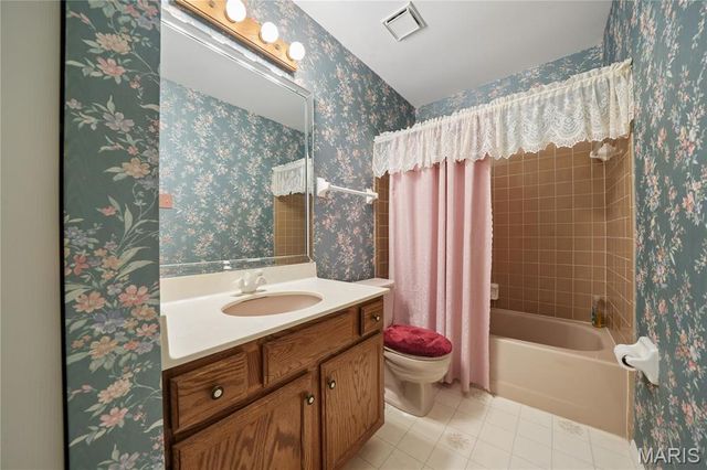 528 Spring Glen Drive, Ballwin, MO 63021
