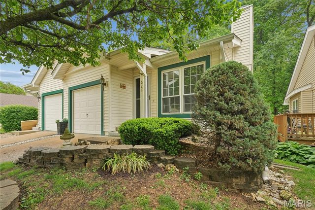 528 Spring Glen Drive, Ballwin, MO 63021