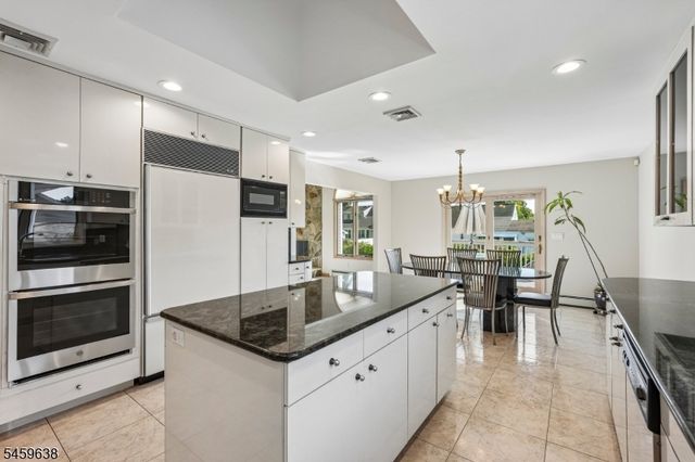 19 Brook Hollow Ct, Hawthorne Boro, NJ 07506