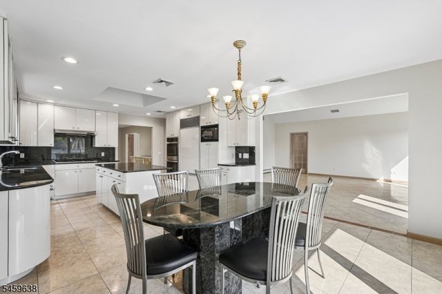 19 Brook Hollow Ct, Hawthorne Boro, NJ 07506