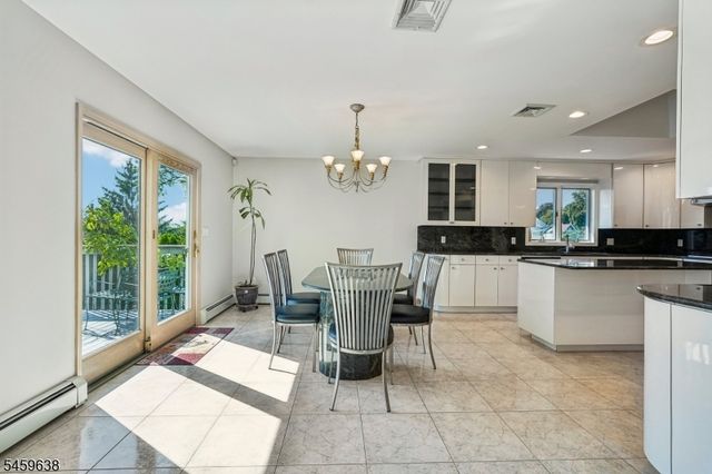 19 Brook Hollow Ct, Hawthorne Boro, NJ 07506