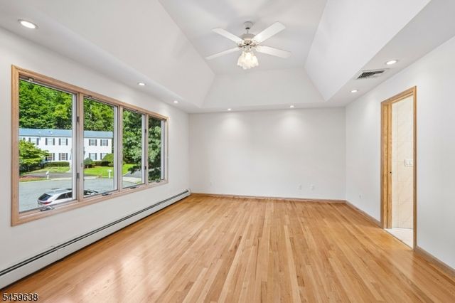 19 Brook Hollow Ct, Hawthorne Boro, NJ 07506
