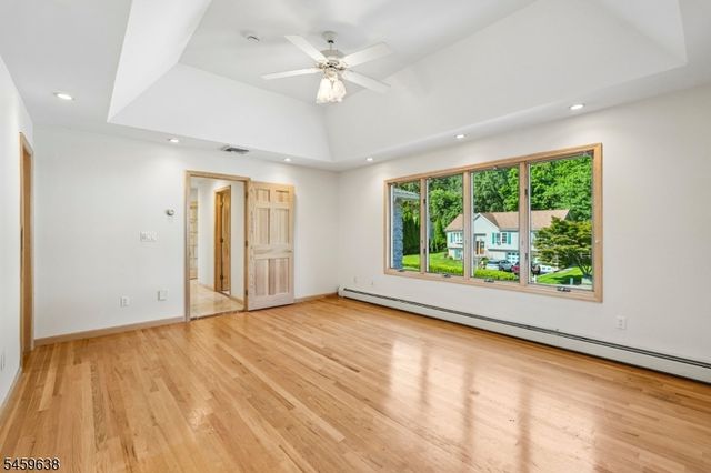 19 Brook Hollow Ct, Hawthorne Boro, NJ 07506