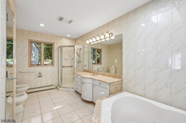 19 Brook Hollow Ct, Hawthorne Boro, NJ 07506